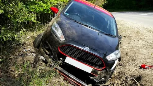 Automobilis sugalvojo sutrumpinti kelią per griovį?